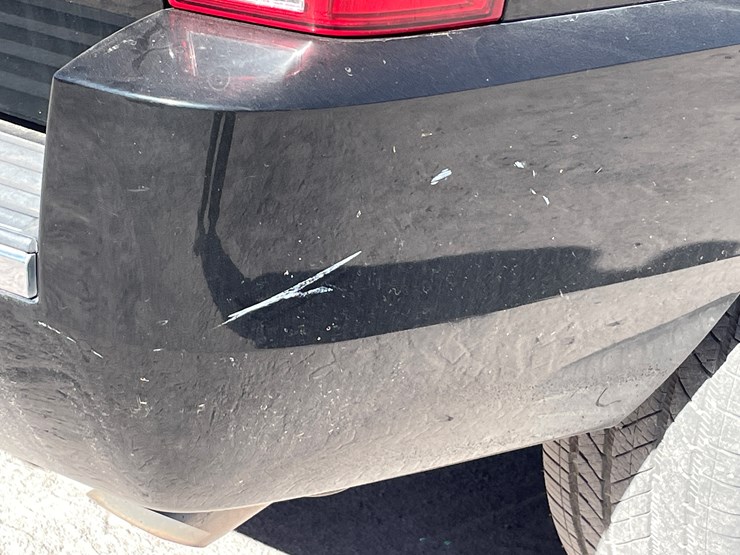 2010-cadillac-escalade-image-28