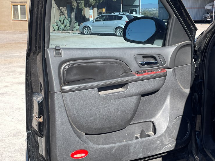 2010-cadillac-escalade-image-37