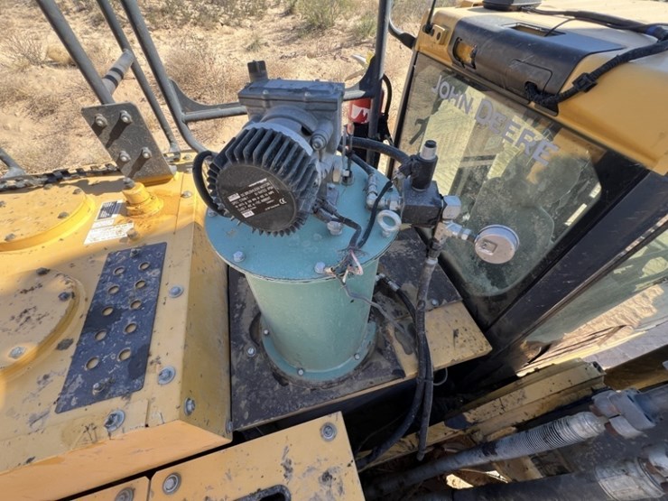 2019-deere-670g-lc-image-50