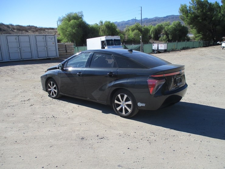 2016-toyota-mirai-sedan,-image-4
