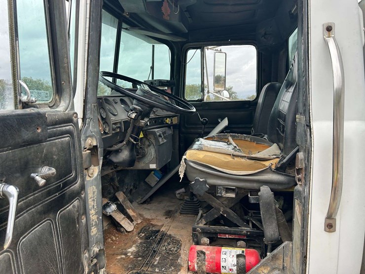 1989-mack-r690t-fuel-&-lube-truck-image-37