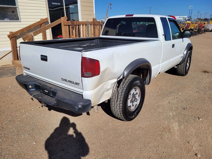 2000-chevrolet-s10-image-3