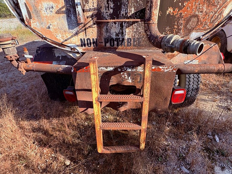 freightliner-t/a-water-truck-image-29