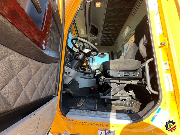 2020-freightliner-122sd-image-60