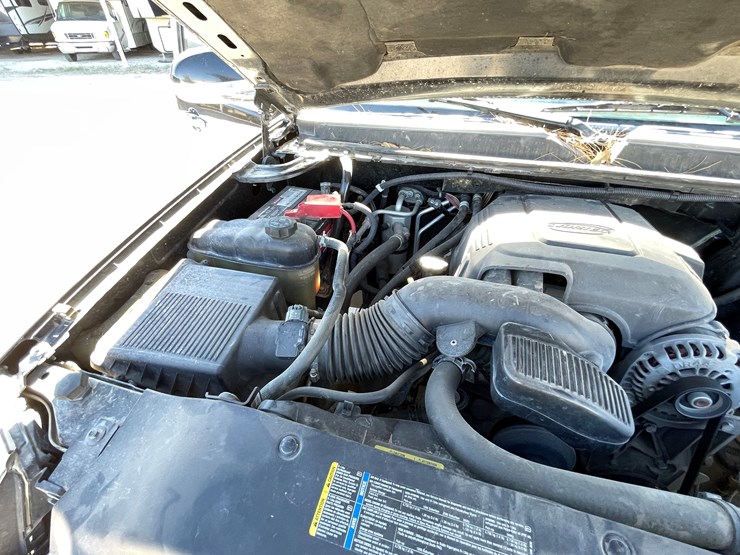 2010-cadillac-escalade-image-117