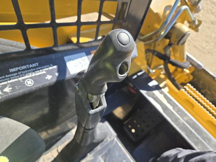 john-deere-325-image-22