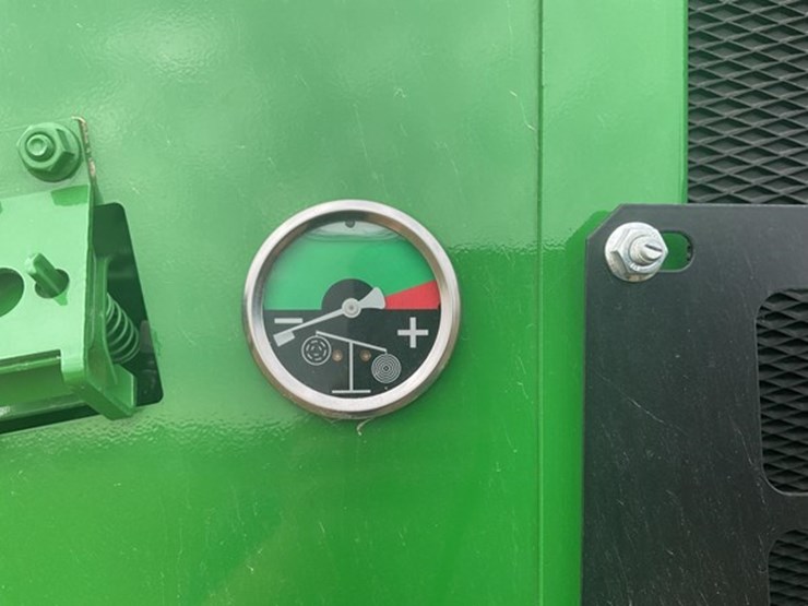 2023-john-deere-560m-image-10