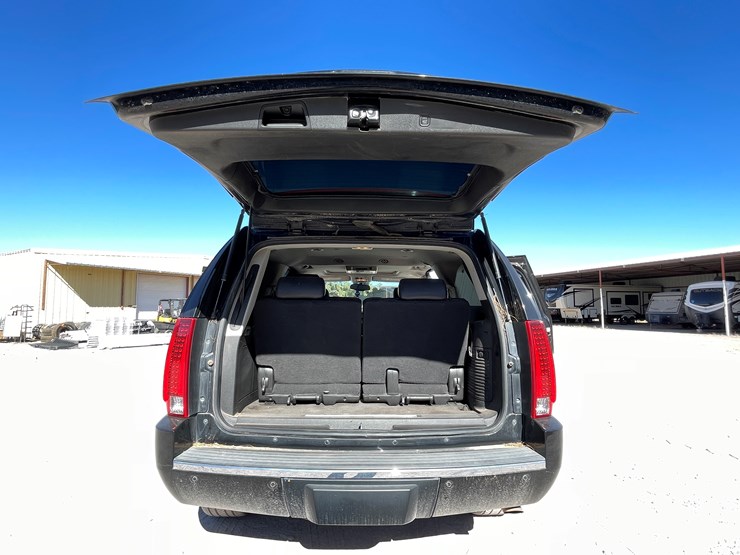 2010-cadillac-escalade-image-94