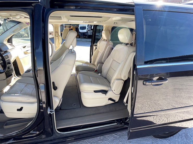 2010-volkswagen-routan-image-96