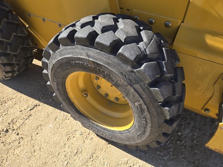 john-deere-325-image-13