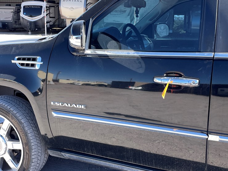 2010-cadillac-escalade-image-17