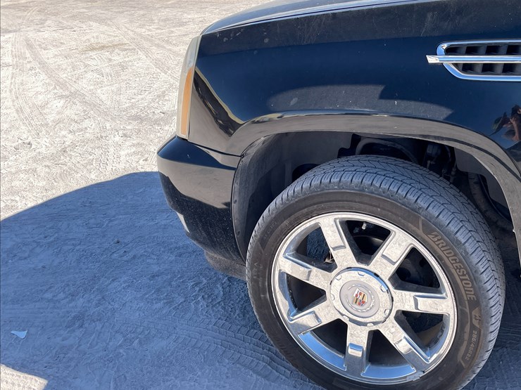 2010-cadillac-escalade-image-18