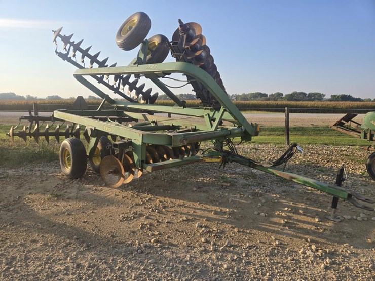 john-deere-220-image-1