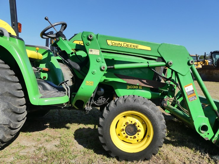 2011-john-deere-3038e-image-9