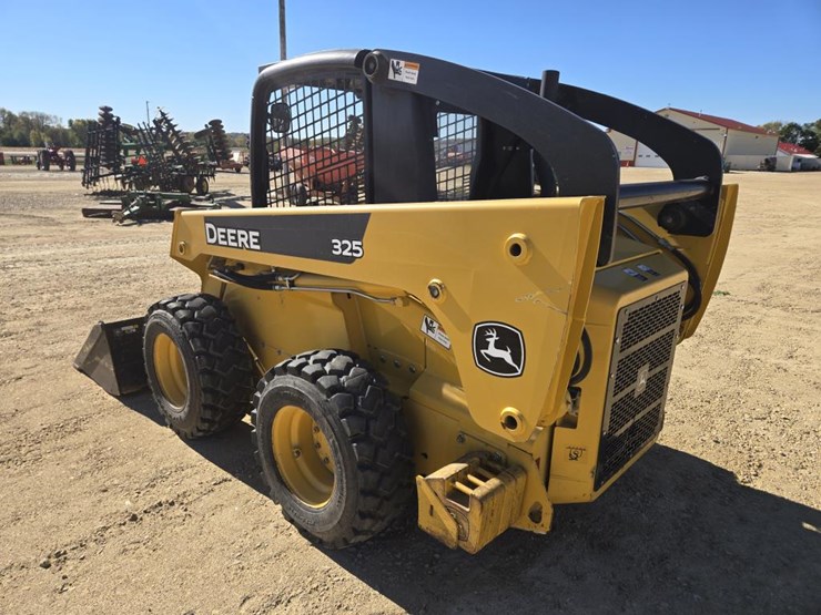 john-deere-325-image-11