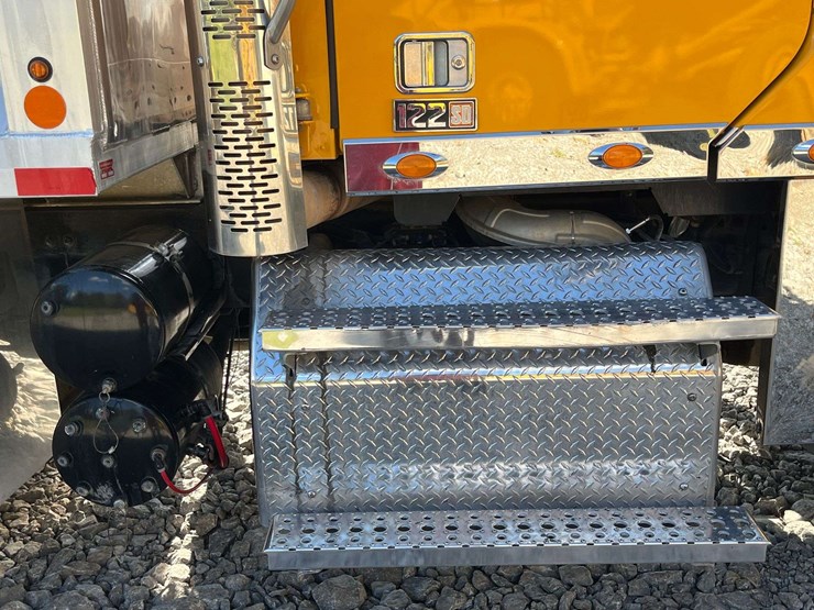 2020-freightliner-122sd-image-45