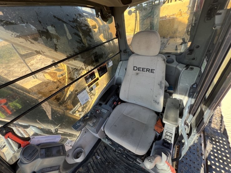 2019-deere-670g-lc-image-62