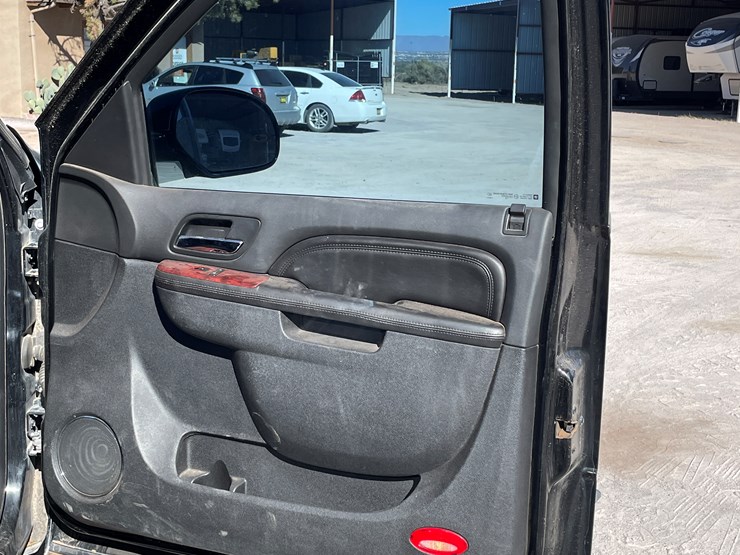 2010-cadillac-escalade-image-71