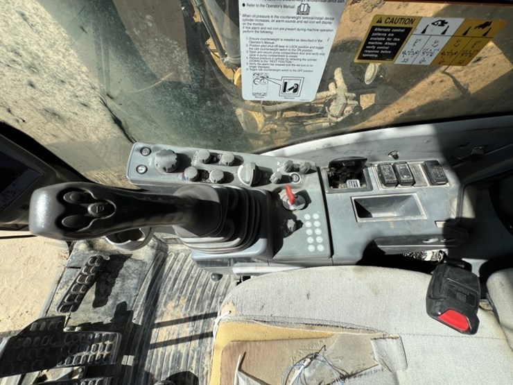 2019-deere-670g-lc-image-67