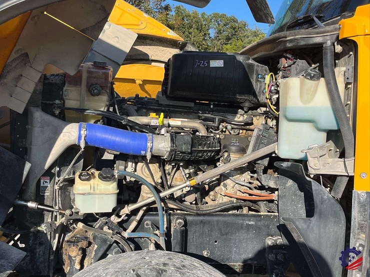 2020-freightliner-122sd-image-51