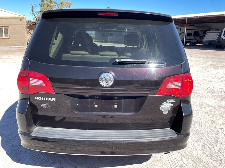 2010-volkswagen-routan-image-36