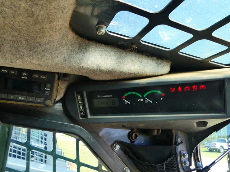 2018-deere-323e-image-17