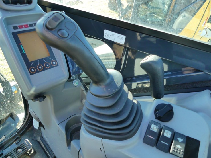 2024-john-deere-24-image-17