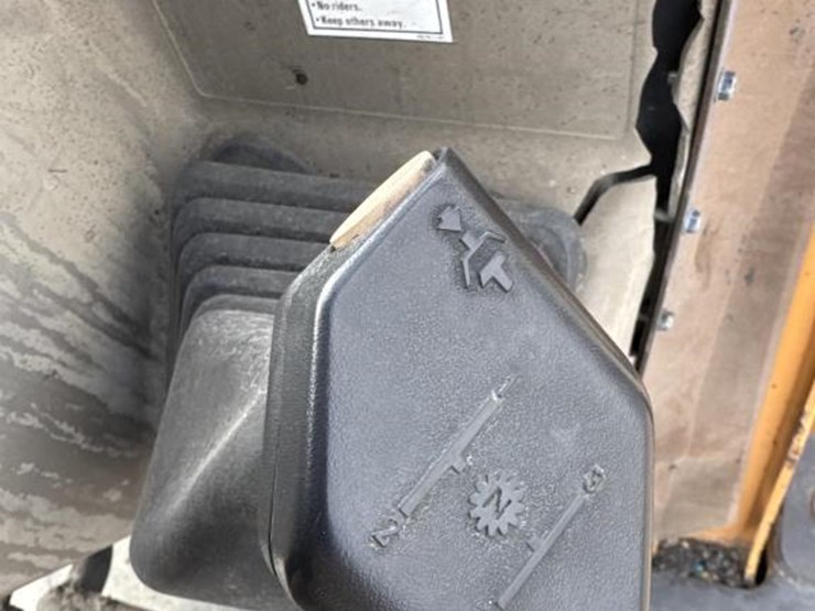 2008-case-570l-xt-image-29