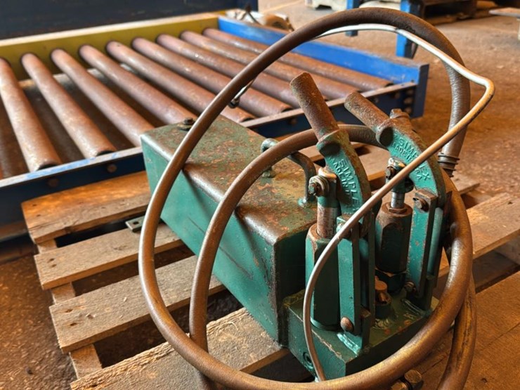 #221-•-manual-hydraulic-pump-image-4