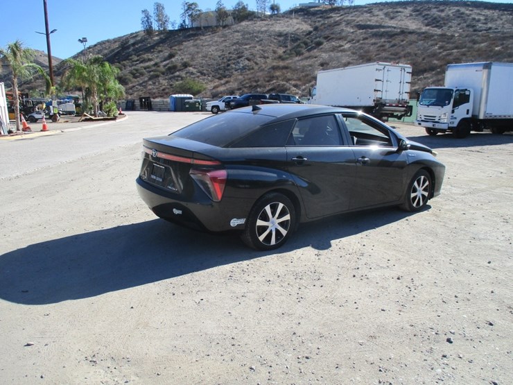 2016-toyota-mirai-sedan,-image-3