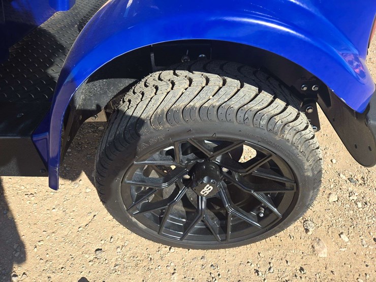 2024-gussi-italia-vivid-ev-peak-4f-lithium-golf-cart-image-5