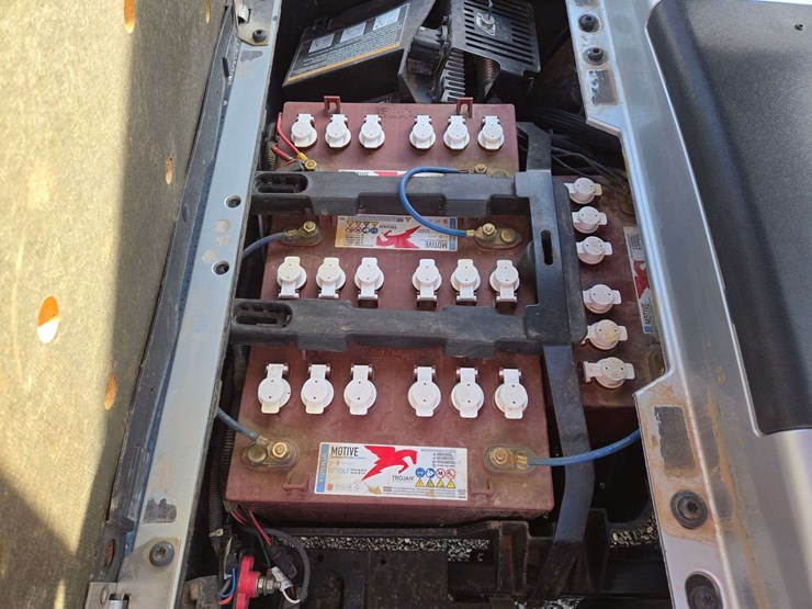 2019-e-z-go-rxv-electric-golf-cart-image-13