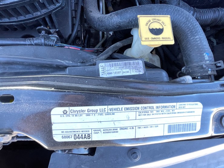 2010-volkswagen-routan-image-111