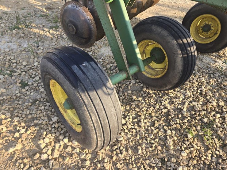 john-deere-220-image-9