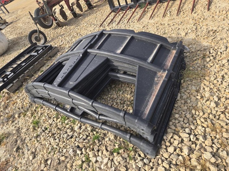 #5872-•-round-bale-feeder-cover-image-4