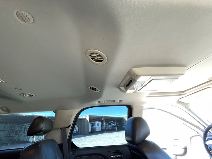 2010-cadillac-escalade-image-93