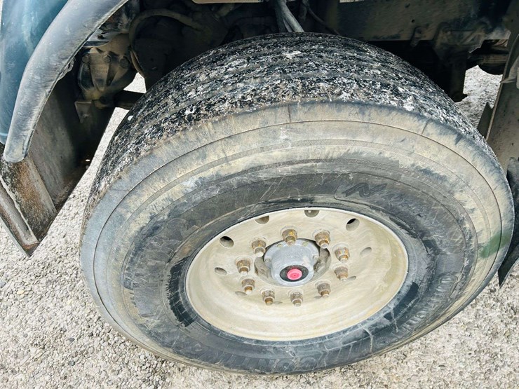 1999-freightliner-tri-axle-dump-truck-image-9