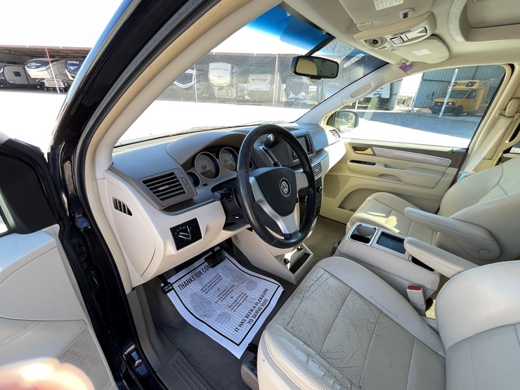 2010-volkswagen-routan-image-53