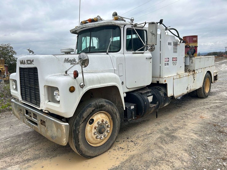 1989-mack-r690t-fuel-&-lube-truck-image-13