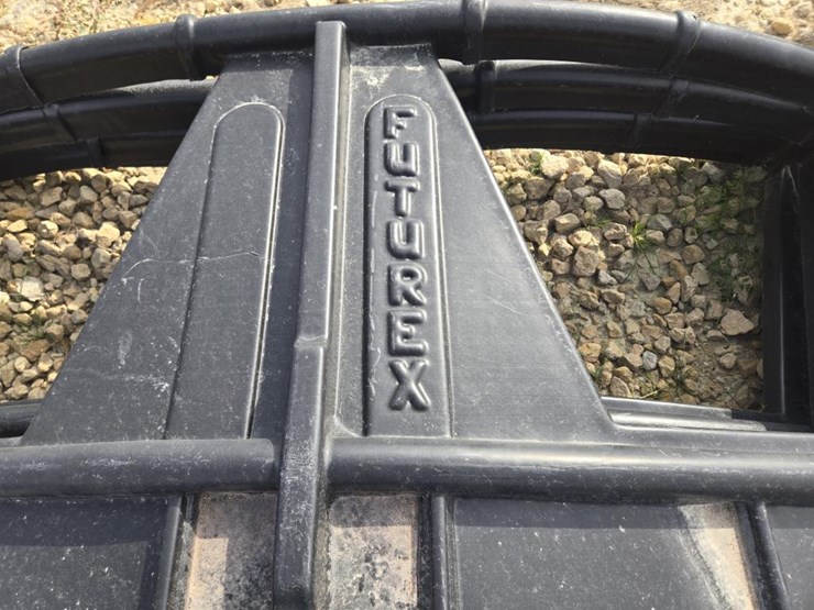 #5872-•-round-bale-feeder-cover-image-6