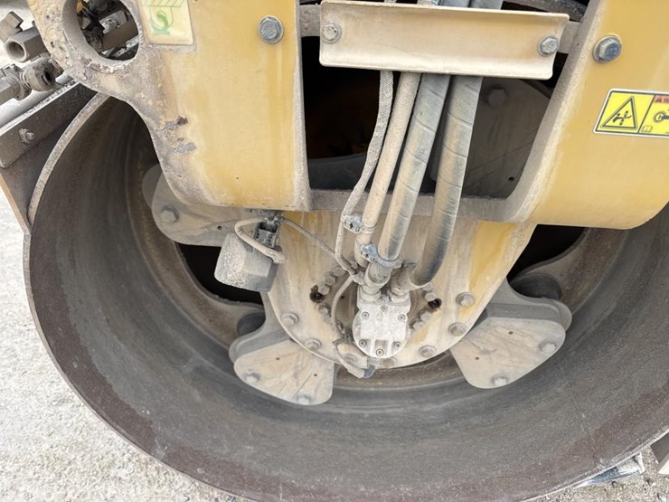 caterpillar-cb64b-image-23