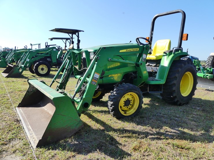 2011-john-deere-3038e-image-2