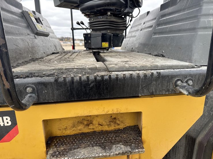 caterpillar-cb64b-image-31