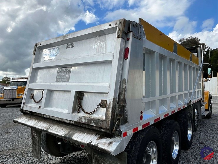 2020-freightliner-122sd-image-38