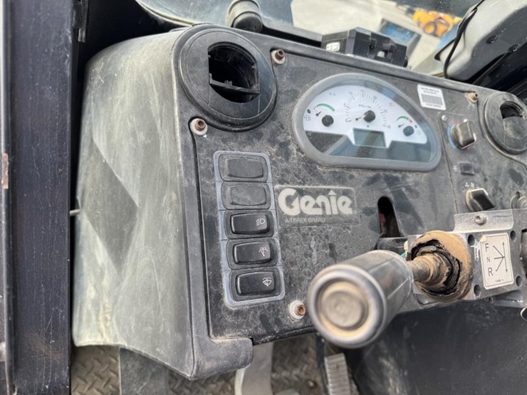 #1460-•-2014-genie-1056-telehandler-image-38