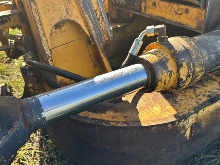 2008-deere-750j-xlt-image-33