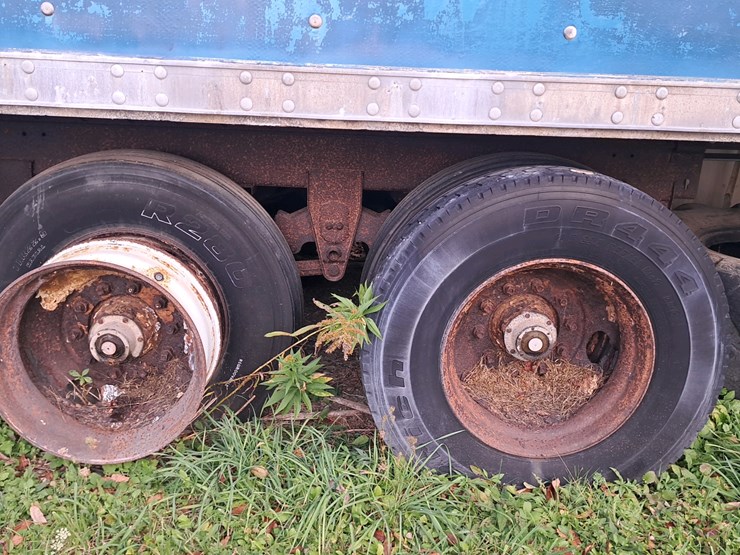 #701-•-53'-semi-trailer-and-contents-image-7