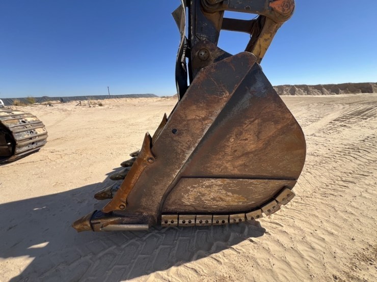 2019-deere-670g-lc-image-15