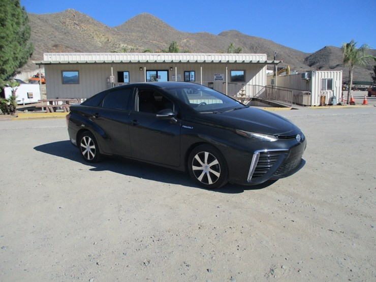 2016-toyota-mirai-sedan,-image-2