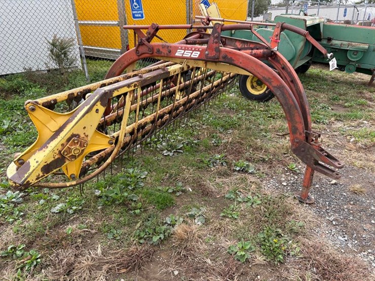 new-holland-258-image-3